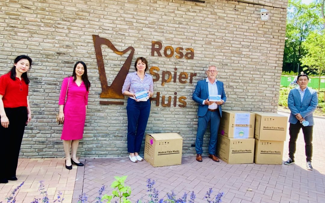 Rosa Spierhuis ontvangt 10.000 mondkapjes